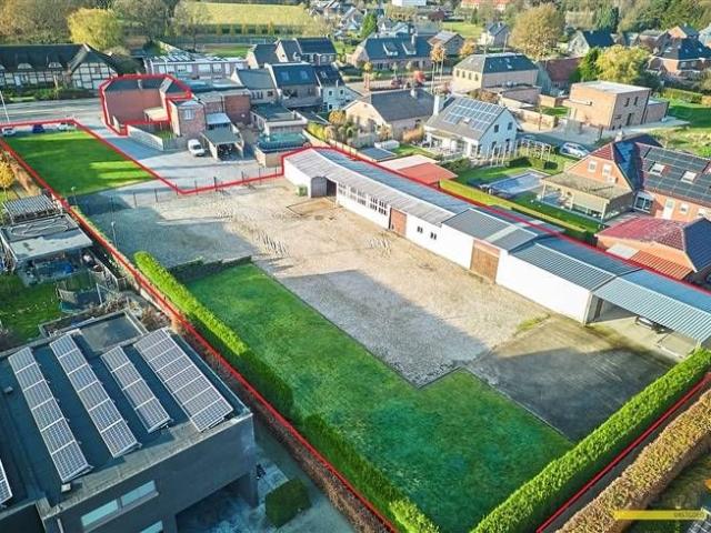 Woning op 28a met bouwgrond én magazijn