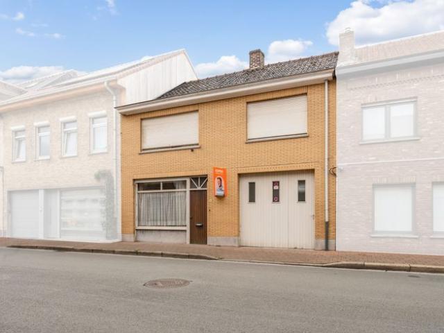 Woning op ruim perceel en dubbele garage
