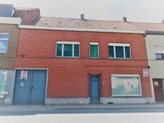 Woning met bijhorende grond, tuin, boomgaard en magazijn. O