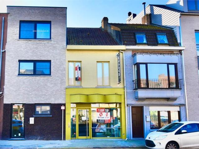 Woning met handelsgelijkvloers, 2 slpk, terras en garage* voor 295.000 EUR