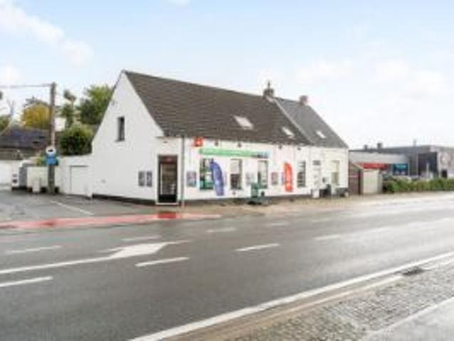 Woning met handelsruimte, 2 garages, 2 slaapkamers