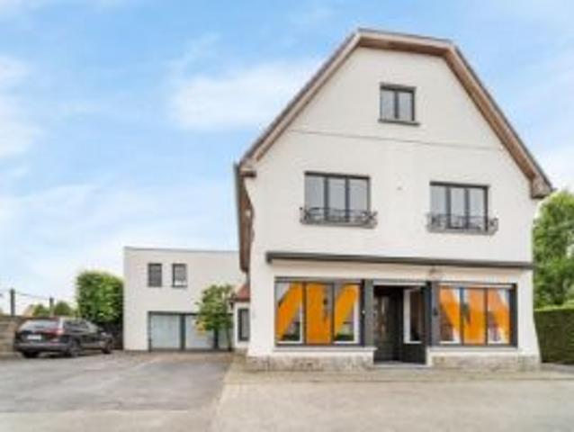Woning met kantoorruimte en loods op commerciële topliggi.