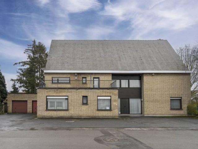 Woning met polyvalente praktijk ruimte te koop in Bissegem