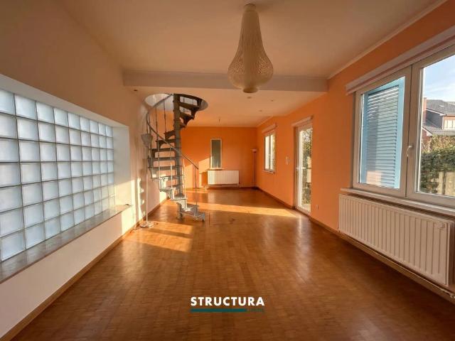 Woning met ruim terras en staanplaats