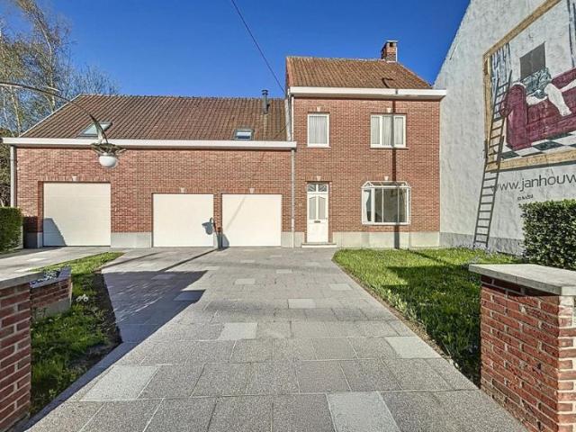 Woning met werkplaats, 3 grges, 4 slpks, tuin & zonnepanelen