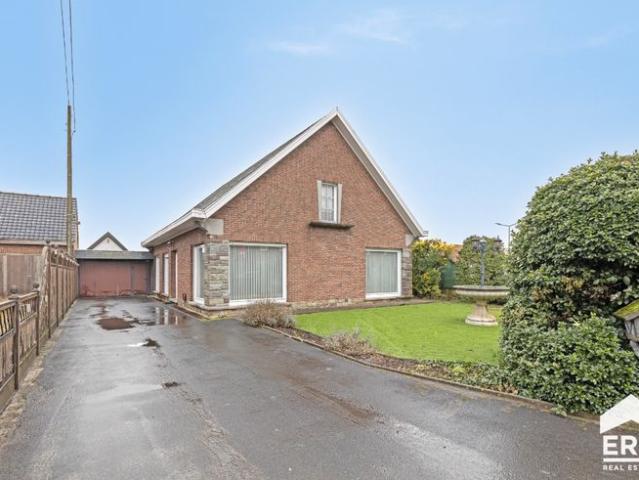 Woning met 3 slaapkamers, 2 garages en tuin op 960 m²