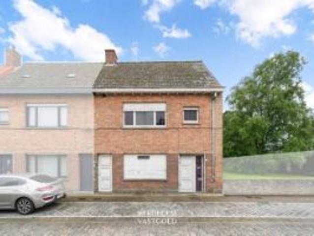 Woning met 3 slaapkamers en tuin voor totaalrenovatie