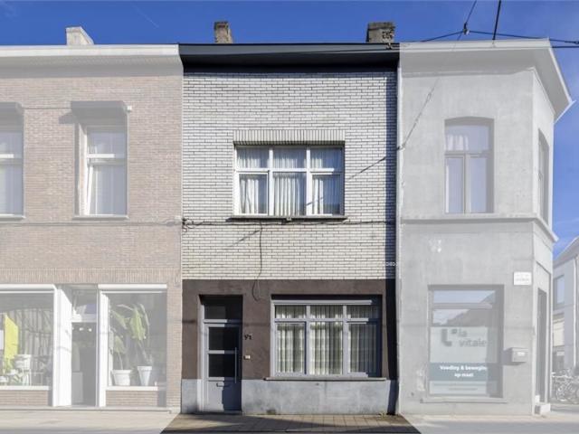 Woning met 4 slaapkamers en koer te koop!