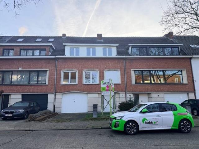 Woning met 4 slaapkamers, inpandige garage en aangename tuin