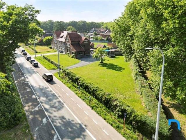 Woning met 5 slaapkamers op riant hoekperceel