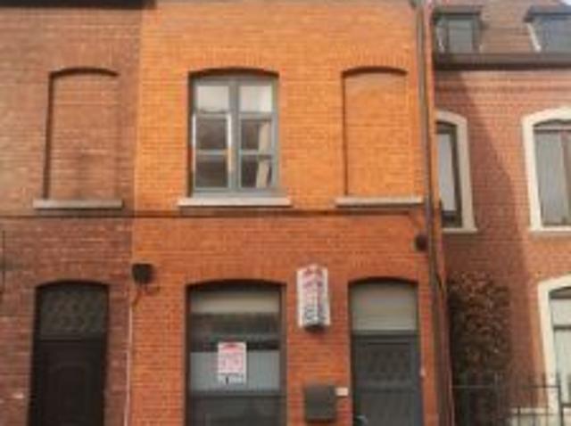 Woning nabij het station, met 3 slpks, 2 bdks en tuin. Opp