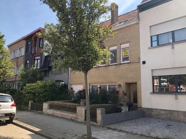 Woning te koop met 5 slaapkamers, voor en achtertuin