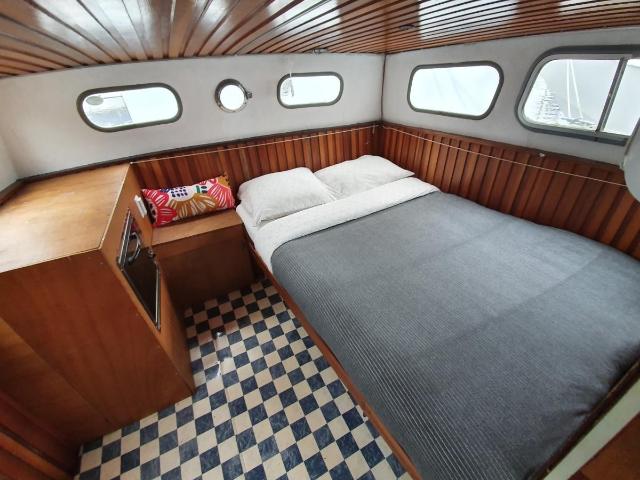 Woonboot op het water in Amsterdam