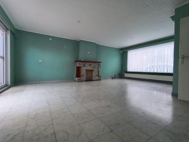 Woonhuis met 3 slaapkamers, grote garage en mooi tuintje