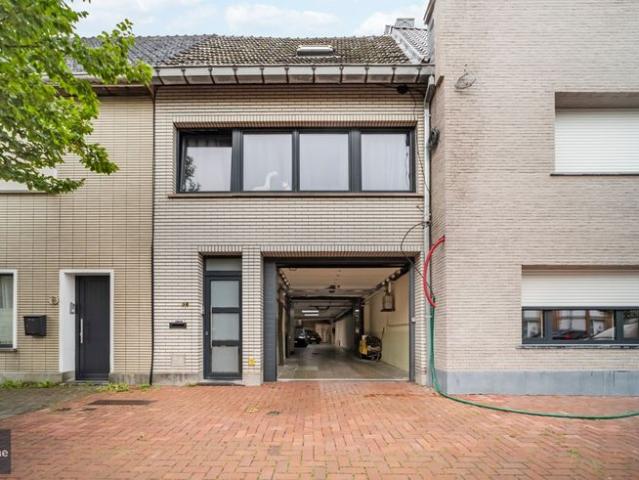Woonhuis met garage en magazijn grondoppervlakte 373 m²