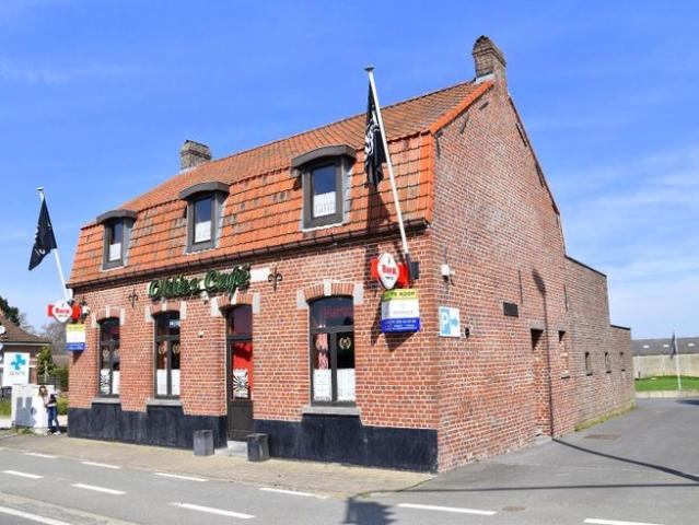 Woonst met horecazaak en private parking op commerciële lig