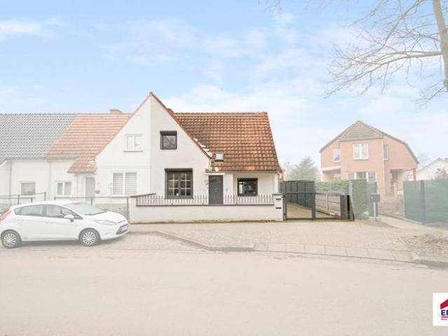 Woonst met twee woongedeeltes en 5 slpks te Genk