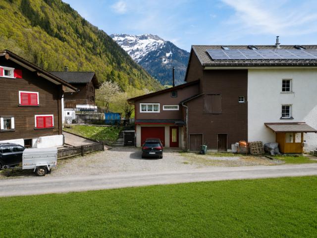 Wohn oder Ferienhausteil mit Garten, Garage und traumhaften Ausblick an ruhiger Lage in Engi GL