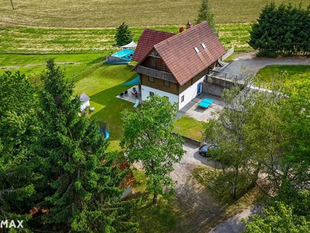 Geräumiges Wohnhaus im Landhausstil mit Blick auf die Riegersburg!