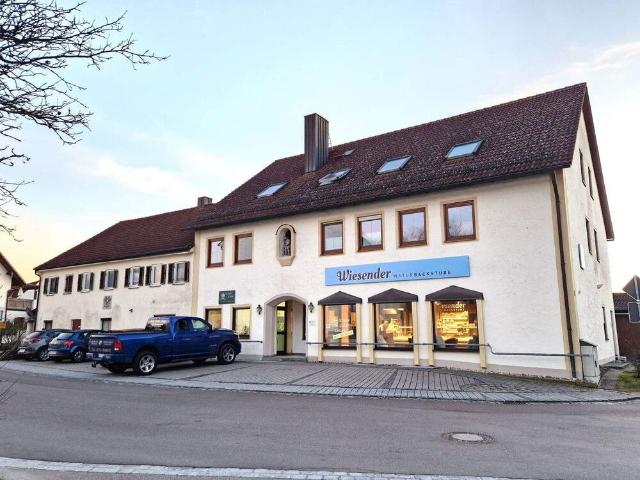 Wohn und Geschäftshaus mit Garagen, Carports und Stellplätze