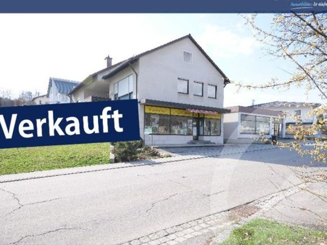 Wohn und Geschäftshaus mit Nebengebäude, über 2.000 qm Grundstück in Regen