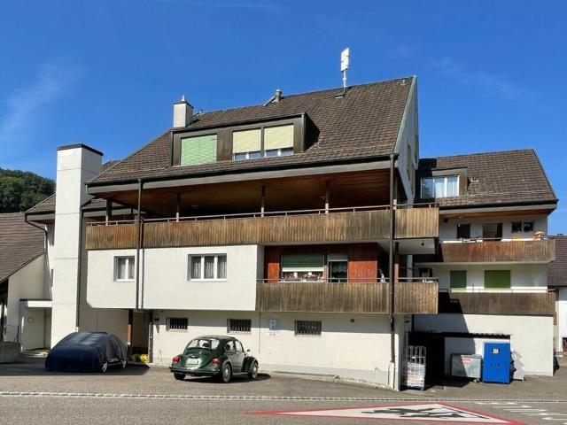 Wohn und Geschäftshaus mit Parkplätzen in Buckten/BL