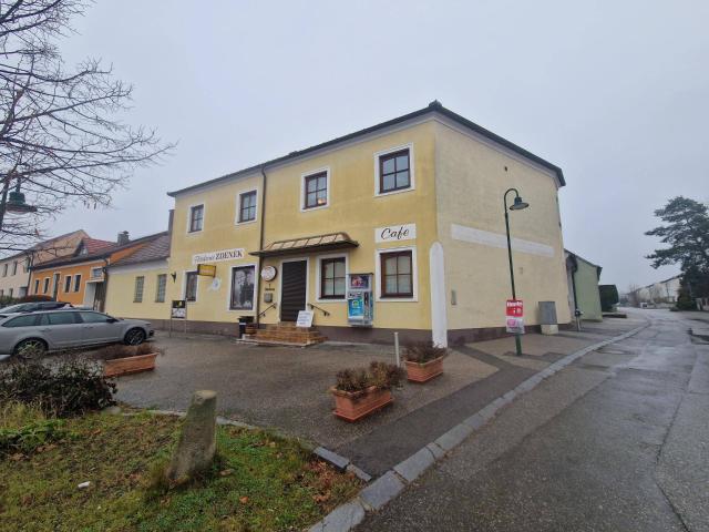 WOHN UND GESCHÄFTSHAUS ALS GROSSZÜGIGES LANDHAUS MIT GESCHLOSSENEM INNENHOF, WERKSTATT, BÄCKEREI, KAFFEEHAUS UND NEBENGEBÄUDEN