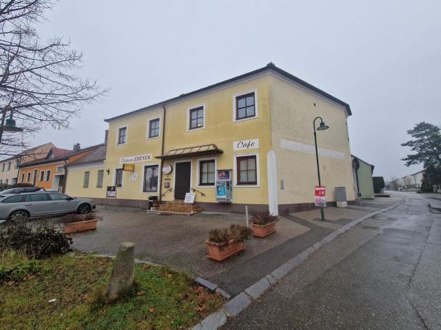 WOHN UND GESCHÄFTSHAUS ALS GROSSZÜGIGES LANDHAUS MIT GESCHLOSSENEM INNENHOF, WERKSTATT, BÄCKEREI, KAFFEEHAUS UND NEBENGEBÄUDEN
