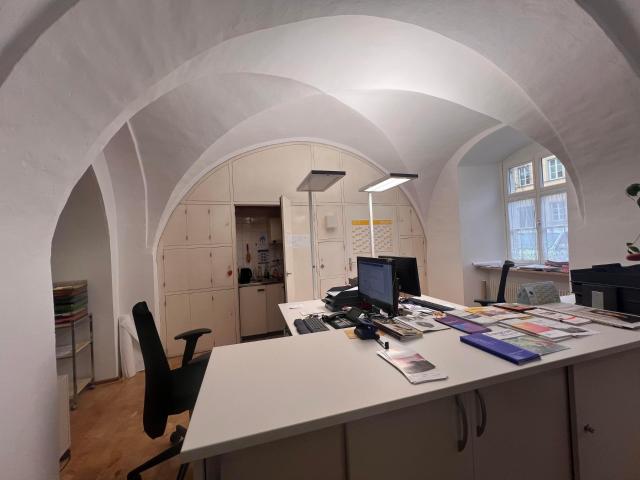 Wohn und Geschäftshaus in der Innenstadt von Hof/Saale Denkmalschutz Sanierungsgebiet herrlicher Garten Richtung Saale Wohnfläche ca. 248 m² Gewerbefläche ca. 243 m²