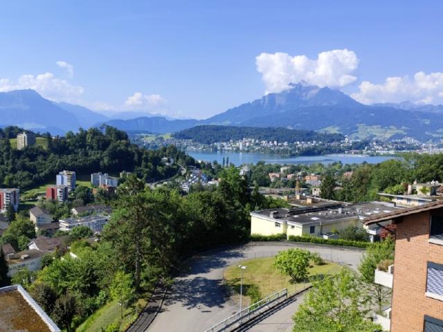 Wohngenuss auf höchstem Niveau – 3.5 Zimmer Wohnung mit fantastischer See und Bergsicht