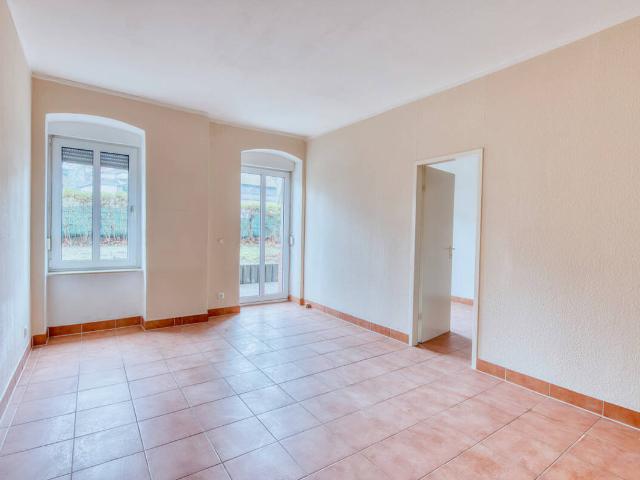 Wohnglück mit Garten: 4 Zimmer Altbauwohnung mit Süd Terrasse in familienfreundlicher Lage