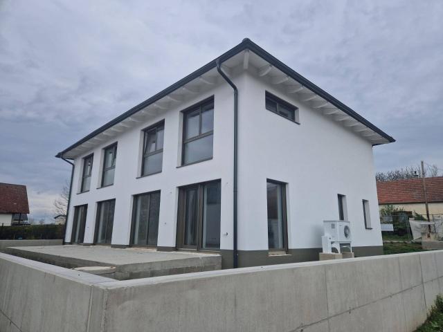 WOHNEN AN DEN DONAUAUEN UND AM WAGRAM: MODERN, MASSIV & HOCHWERTIG WOHNEN IN DER WEINREGION WAGRAM MIT BESTER INFRASTRUKTUR UND VERKEHRSANBINDUNG
