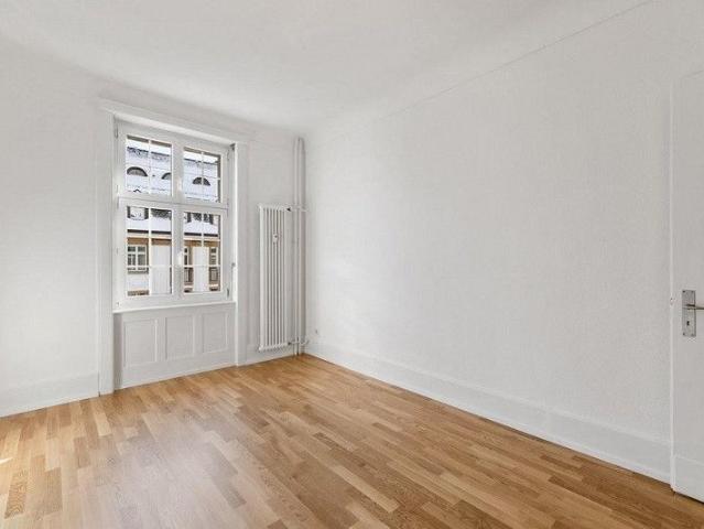 Wohnen an Toplage: Helle 5 Zimmerwohnung