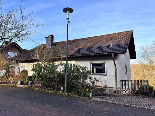 Wohnen auf einer Ebene, herrlicher Fernblick und viel Sonne! Einfamilienhaus mit Einliegerwohnung in westl. Lage