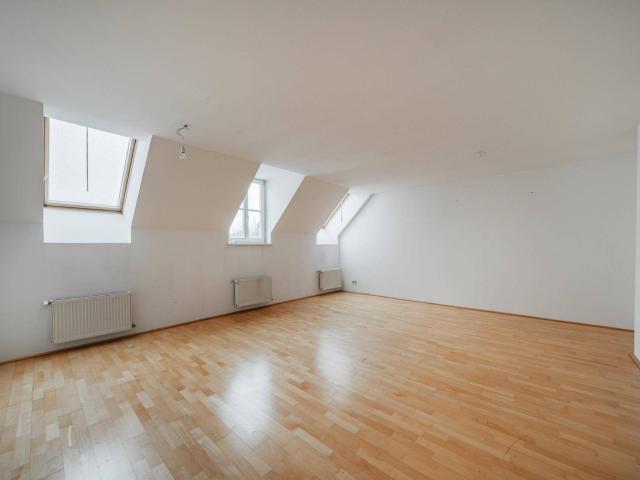 Sanierte Dachgeschoß Maisonette mit Terrasse in begehrter Lage des 5. Bezirks