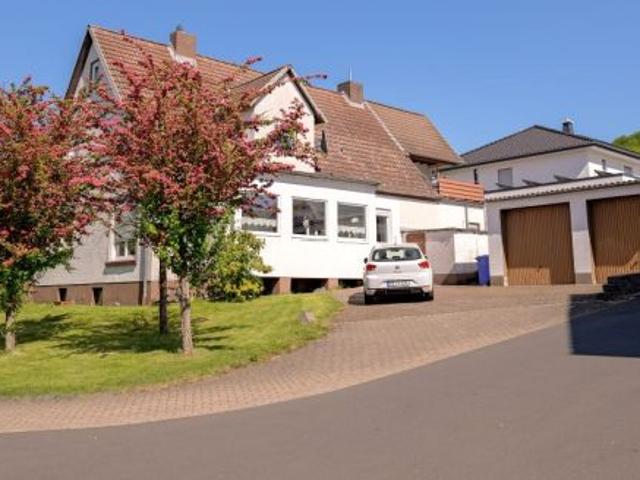 Wohnen im Grünen: Attraktives Zweifamilienhaus mit viel Platz und Doppelgarage