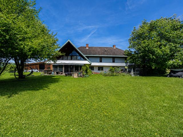 Wohnen im Grünen: Dreifamilienhaus mit Potenzial