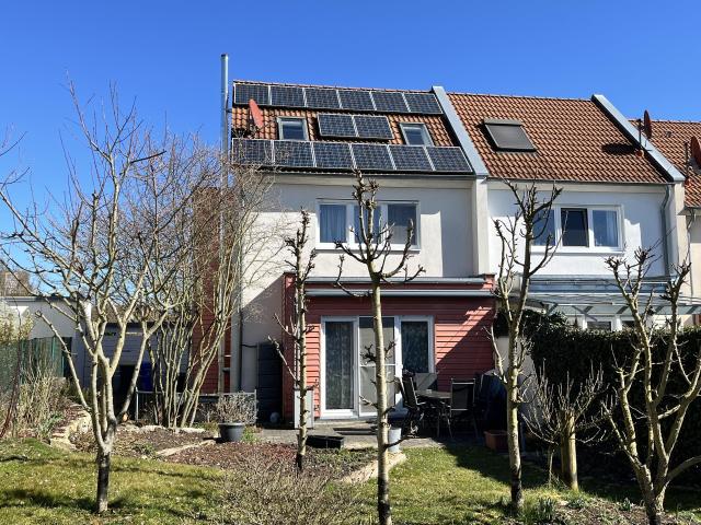 Wohnen im sonnigen Grün. vermietetes Reiheneckhaus mit Keller, Doppelcarport und Garten, Grund 354m², Wohnfl. 130m²
