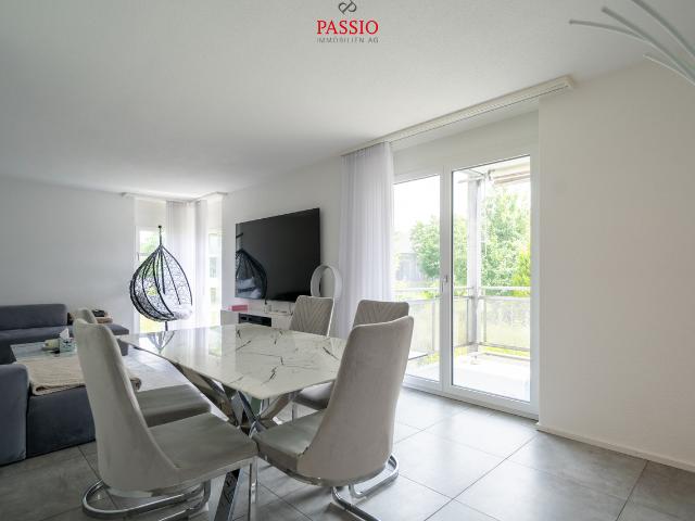 Wohnen im „Toskana“ Stil – Moderne 4,5 Zi Wohnung mit Blick ins Grüne