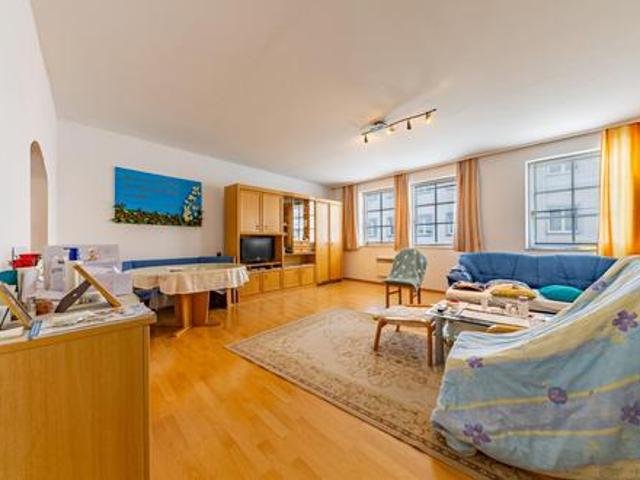 WOHNEN IM ZENTRUM! GERÄUMIGE 2 ZIMMER WOHNUNG MIT 81 m² WOHNFLÄCHE!
