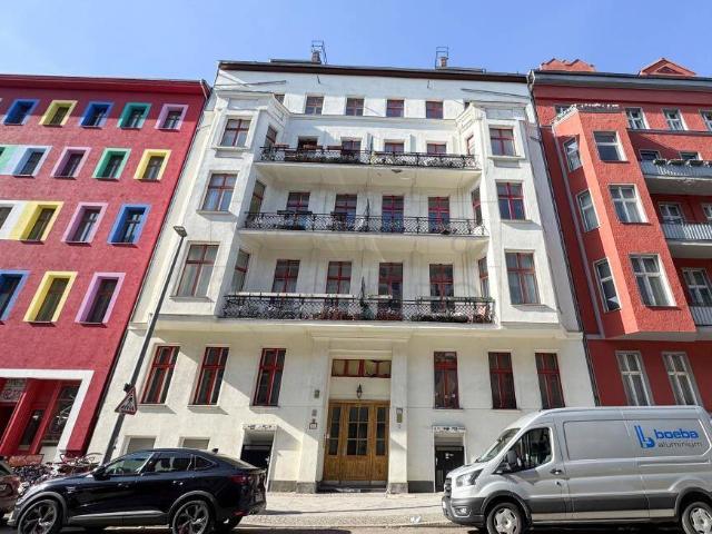 WOHNEN IN BELIEBTER KREUZBERG LAGE IN SANIERTER ALTBAU WOHNUNG MIT BALKON