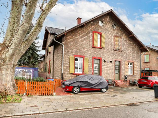 Wohnen in Bestlage: Stilvolle Doppelhaushälfte in der BASF Kolonie
