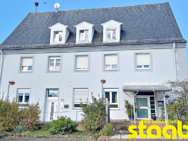 WOHNEN IN EINEM EHEMALIGEN POSTGEBÄUDE VON 1926! 3 ZIMMERWOHNUNG MIT 2 STELLPLÄTZEN UND GARTENBEREICH ZUR ALLEINIGEN NUTZUNG!