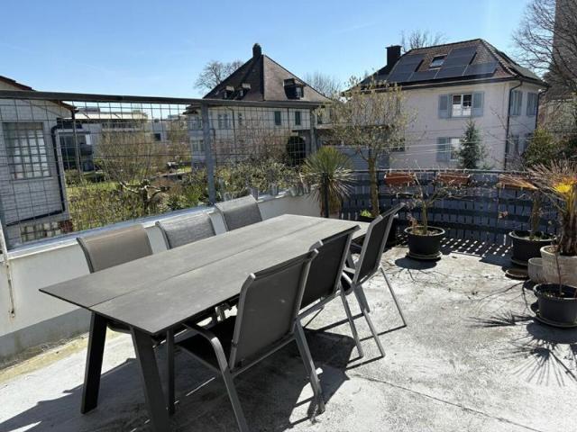 Wohnen mit Mehrwert: charmante 4.5 Zimmer Wohnung verbindet ruhige Lage mit zentraler Erreichbarkeit