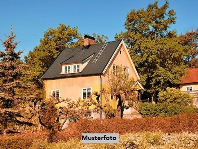 Wohnen mit Mehrwert: Einfamilienhaus mit Einliegerwohnung und Schwimmbad