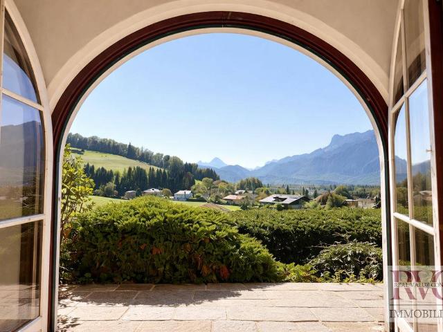 Wohnen mit Bergblick: Stilvolles Chalet mit sonniger Lage & besonderem Charakter viel Raum für eigene Ideen