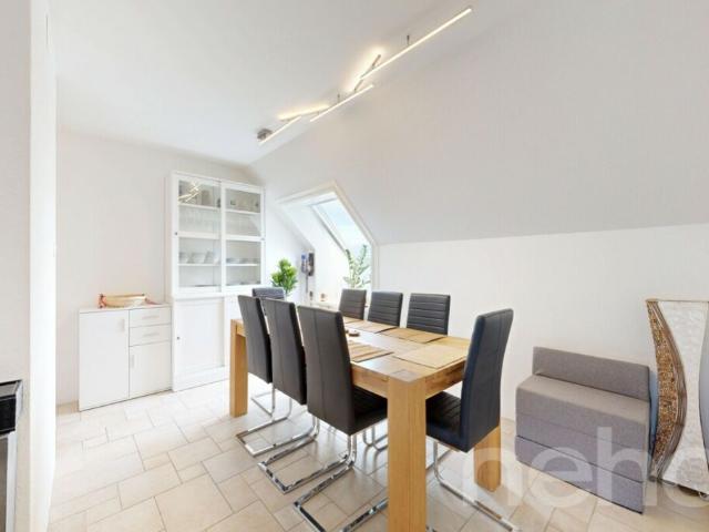 Wohnen mit Charme: Lichtdurchflutete Dachwohnung mit Terrasse