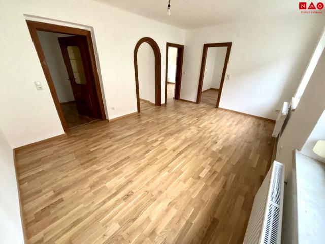 wohnen mit charme! ruhige 3 zimmer erdgeschosswohnung in steyr münichholz mit grünblick, hellem wohnbereich & stilvollem ambiente – perfekt für alle, die das besondere lieben!