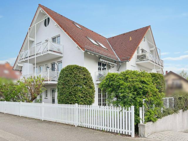 Wohnen mit Gartenidylle: Großzügige 3 Zimmer Erdgeschosswohnung mit zwei Terrassen in Hanau