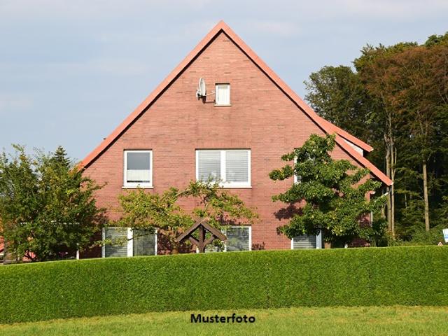 Wohnen mit Luxusfaktor: Einfamilienhaus mit Pool und Doppelgarage